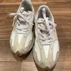 スニーカー（ニューバランス）の画像