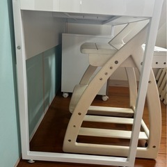 二段ベッドと学習机2つ　引き取りに来てくれたら無料でお譲りします。の画像