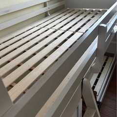 二段ベッドと学習机2つ　引き取りに来てくれたら無料でお譲りします。の画像
