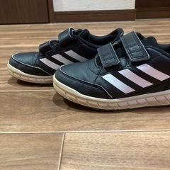スニーカー（adidas）の画像