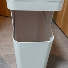 【無料】ハンディ掃除機（BLACK+DECKER）＋山崎実業 TOWER ゴミ箱（サイドテーブル付）の画像