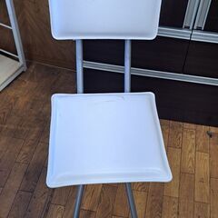 【リサイクルショップどりーむ鹿大前店】No.2583　折りたたみ椅子　白色　落ちない汚れ有(´;ω;｀)の画像