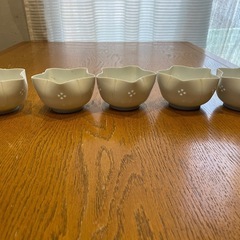 オシャレな形の小鉢の画像
