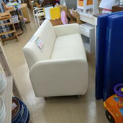 2人掛けソファ ホワイトカラー 脚付き レザー調 状態良【こちらは店舗です。浜村鹿野温泉ICから3分 買取本舗 宮本リサイクル 営業時間9～19時 定休日水曜のみ←連絡できませんm(_ _)m】の画像