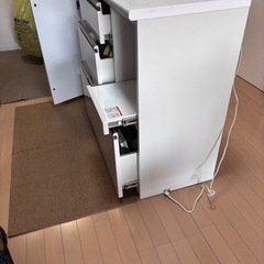 キッチンカウンター　食器棚の画像
