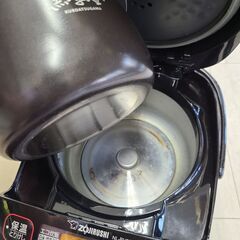 J1426 【リユースのサカイ柏店】 ZOJIRUSHI　ゾウジルシ　3合炊きマイコン炊飯ジャー NL-BV05　 2021年製　クリーニング済み　参考価格16,280円の画像