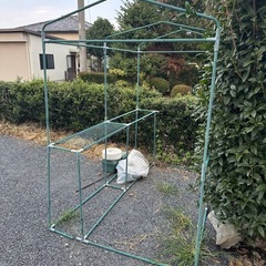 簡易型ビニールハウスの骨組みの画像