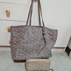 JIMMYCHooショルダーバッグとラウンド型財布のセットの画像