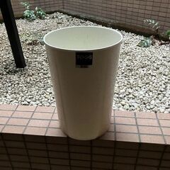 311.洗面器、お風呂の椅子、ゴミ箱などの画像