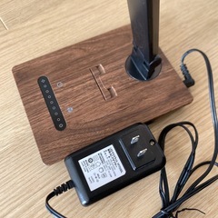 ニトリ　LEDデスクライト　タッチ調光　USBポートあり　木目調の画像