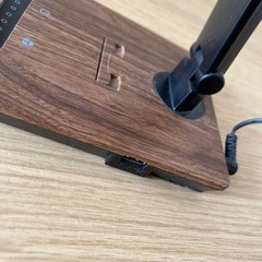 ニトリ　LEDデスクライト　タッチ調光　USBポートあり　木目調の画像