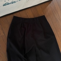 シンプルな黒パンツの画像