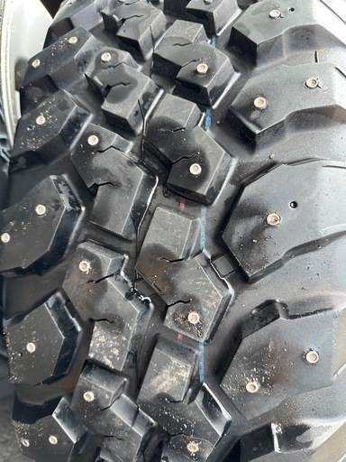 美品⭐︎スパイクタイヤ　ランクル100