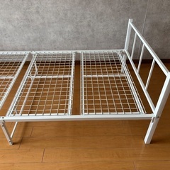 ニトリ【シングル】白スチールベッドの画像