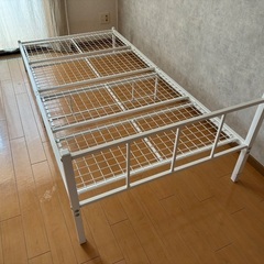 ニトリ【シングル】白スチールベッドの画像