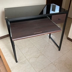 ガラス天板デスクの画像