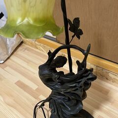 アンティーク調 テーブルランプ アイアン製 花柄ガラスシェード 照明器具の画像