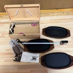 南部鉄　ステーキ鉄板プレート 3枚セット 木製台座・ハンドル付き 専用木箱入りの画像