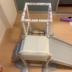 ジャングルジムと滑り台の画像