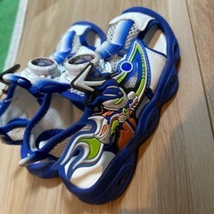 LEDライト付きキッズスニーカー 青と白の画像