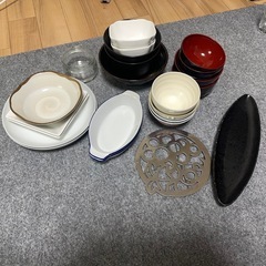 電気圧力鍋、ポット、フードプロセッサー、お皿類セットの画像
