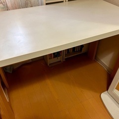 IKEAの木製テーブルの画像