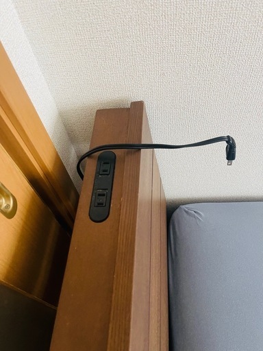 マットレスと引き出し2つとコンセント付きのベッド
