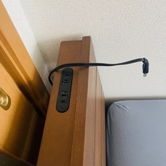 マットレスと引き出し2つとコンセント付きのベッドの画像