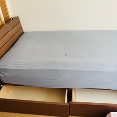 マットレスと引き出し2つとコンセント付きのベッドの画像