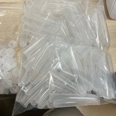 プラスチックの試験管的容器の画像