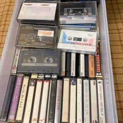 無料　本日引き取り　カセットテープ　何百本あるかな？　貴重なものもあるかもです。私がラジオから録音したものもあります。　レトロが好きで、カセットテープ好きな方にお譲りします。1980年〜2000年の画像