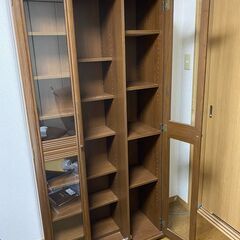【本日0時までのお申込み限定】ブラウン色 スライド式本棚　収納力あり、ガラス扉付きの画像