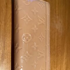 ルイヴィトンの長財布（モニグラム・ヴェルニ）の画像