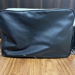 【umbro】エナメルバッグの画像