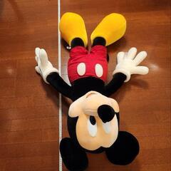 大きなミッキーのぬいぐるみの画像