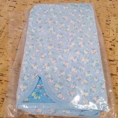 昭和レトロ エアコン室内機カバー（花柄・薄いブルー）の画像