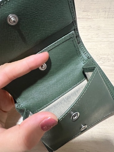 MARNI グリーン 二つ折り財布 ゴールドスタッズ