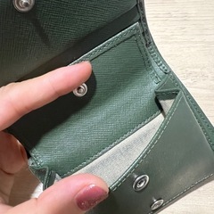 MARNI グリーン 二つ折り財布 ゴールドスタッズの画像