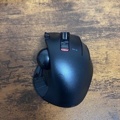 MacBook Air 2020 M1 256GBとエレコムトラックボールの画像