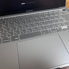 MacBook Air 2020 M1 256GBとエレコムトラックボールの画像