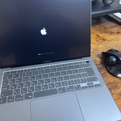 MacBook Air 2020 M1 256GBとエレコムトラックボールの画像