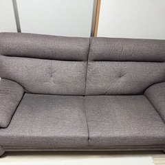 【値下げ】2人掛けソファー 運びやすいように背もたれを外してあります の画像