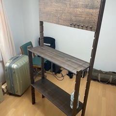 有孔ボード付き収納棚の画像