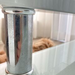 ガラス天板のローテーブルの画像