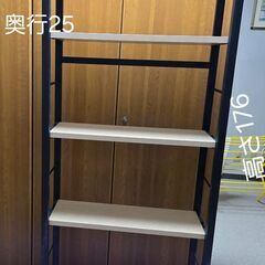 棚と籐製フラワースタンドの画像