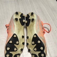 サッカースパイクと足保護具の画像
