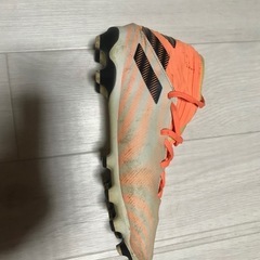 サッカースパイクと足保護具の画像
