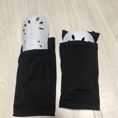 サッカースパイクと足保護具の画像