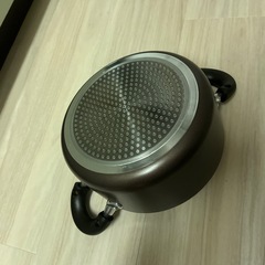 直径20センチの高さ約10センチの鍋の画像