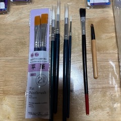アクリル絵の日、筆などの画像